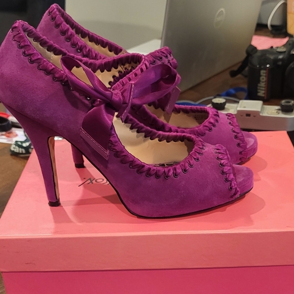Betsey Johnson Calandria Fuchsia Purple Suede Peeptoe Pumps Heels Size 7.5 - Picture 3 of 11